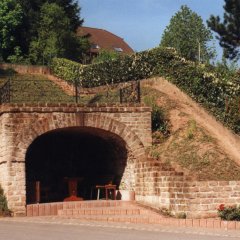 Dorfplatz aus Sandstein mit überdachter Sitzgelegenheit 