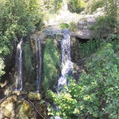 Wasserfall^in der Ortsmitte in Nahaufnahme