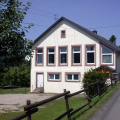 dreistöckiges Gemeindehaus, ehemaliges Schulgebäude
