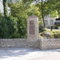 Kriegermahnmal an der Kreisstraße aus hellem Sandstein