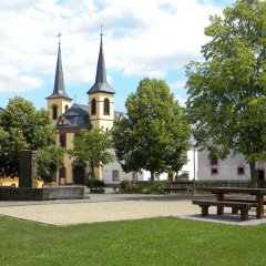 Dorfplatz mit Blick auf Pfarrkirche