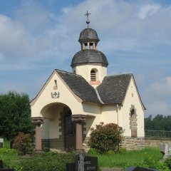 zweischiffige Friedhofskapelle mit rundem Turm