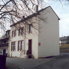 Zweistöckiges Gemeindehaus