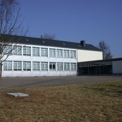 zweistöckige Gebäude der Grundschule