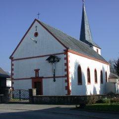 einschiffige Pfarrkirche mit Glockenturm