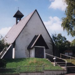 Kapelle in Ingendorf mit spitzen Dach bis zum Boden