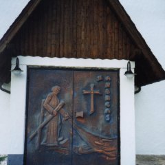 gestaltete Eingangstür der Kapelle