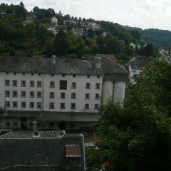 Blick auf die Alte Mühle, fünfstöckiges Gebäude an der Kyll