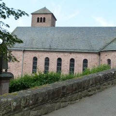 Kirche St. Maximin in Sandstein und einem Turm