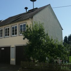 zweistöckiges Gemeindehaus - ehemalige Dorfschule
