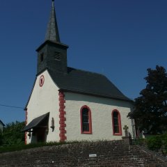 Frontansicht der Kapelle mit Turm