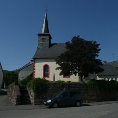 eionschiffige Kapelle mit Turm