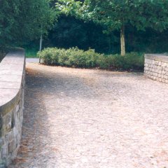 historische Steinbrücke über den Ehlenzbach