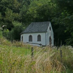 kleine Kapelle am Waldrand