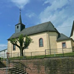 einschiffige Kapelle mit Turm und Wetterhahn