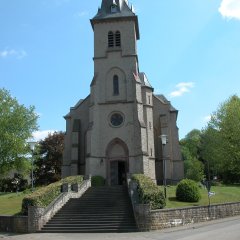 imposante Pfarrkirche - Eingangsbereich mit Treppenaufgang davor