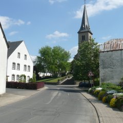 Blick in die Hauptstraße auf die Kirche