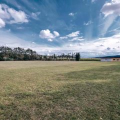 Sportplatz mit Clubhaus