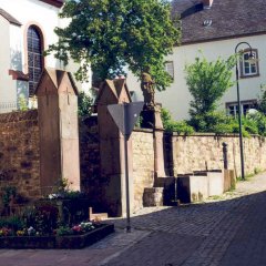 Treppenbereich vor Pfarrkirche in Sandsteinoptik mit Nepomukbrunnen 