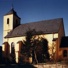 einschiffige Pfarrkirche mit Turm