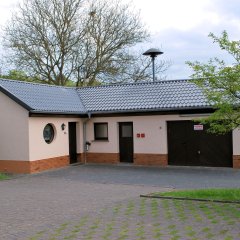 einstöckiges Dorfgemeinschaftshaus in Winkelbauweise