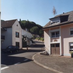 Blick in die dicht bebaute Hauptstraße