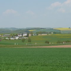 Fernblick auf den hoch gelegenen Ortsteil Tempfelhof mit 3 Wohnhäusern