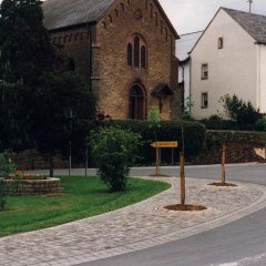 Ortsmitte Nattenheim mit Kirche und Wohnhaus