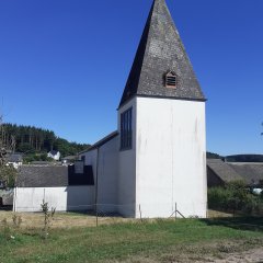schlichte Kirche in Neuheilenbach mit einem Turm