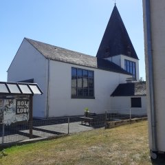 Kirche in Seitenansicht mit Turm