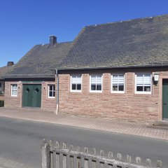 Feuerwehrgerätehaus im roten Sandstein und flacher Bauweise