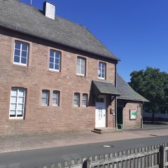 Dorfgemeinschaftshaus in zweistöckiger Bauweise im roten Sandstein