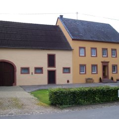 renoviertes zweistöckiges Bauernhaus mit Scheune