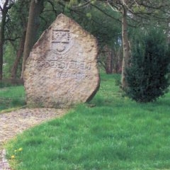 Behauener Sandstein mit Inschrift 893 - 1993 und Ortswappen