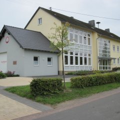 ehemalige Sczweistöckige Schule jetzt Gemeindehaus