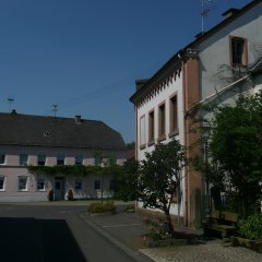 zwei Häuser in der Ortsmitte am Rande der Dorfbrunnen