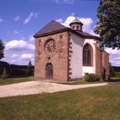 Alleinstehende Frohnertkapelle teilweise in Sandsteinoptik mit Turm