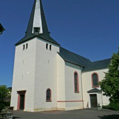 Pfarrkirche in der Frontalansicht