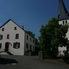 Vorplatz an der Kirche mit stattlichen Pfarrheim