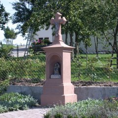 alleinstehendes Sandstein-Wegekreuz in der Ortsmitte