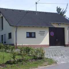 eineinhalbstöckiges Feuerwehrgerätehaus mit einer Toreinfahrt