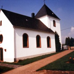 einschiffige Kapelle mit Turm