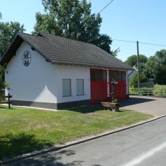 einstöckiges Feuerwehrgerätehaus mit zwei Toreinfahrten