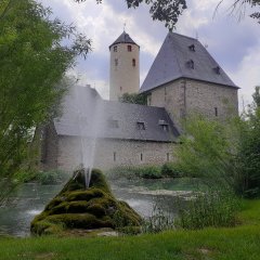 Burg Rittersdorf mit Burgturm - im Vordergrund sprudelnde Wasserfontäne