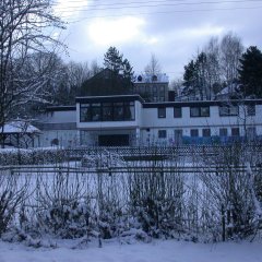 Kindertagesstätte mit Schnee umgeben