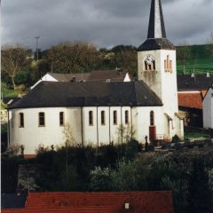 einschiffige Pfarrkirche mit Turm und Turmuhr