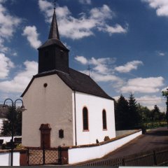 kleine einschiffige Kapelle mit Turm