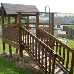 neues Holzspielgerät auf dem Spielplatz