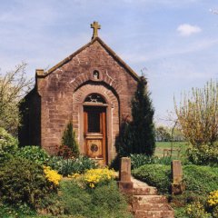 Aus roten Sandsteinquadern errichtete kleine Kapelle