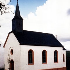 kleine einschiffige Kapelle mit Turm